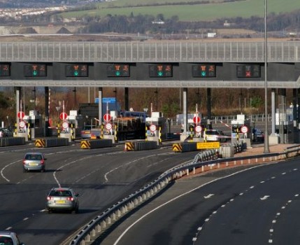 Autoroutes: la vignette électronique introduite dès 2022, mais on pourra  aussi choisir l'autocollant