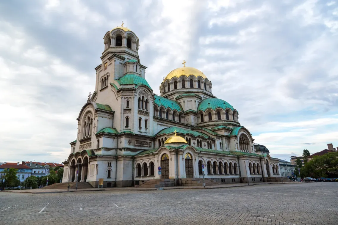 Unter den vielen Sehenswürdigkeiten beeindruckt die bulgarisch-orthodoxe Alexander-Newski-Kathedrale mit ihrer Architektur.