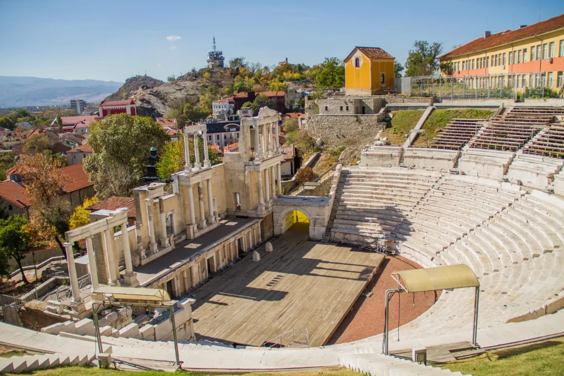 Vielleicht das bekannteste Amphitheater in Bulgarien ist in der antiken Stadt Plovdiv. Hier finden Sie Ruinen, die bis in die Römerzeit zurückreichen.