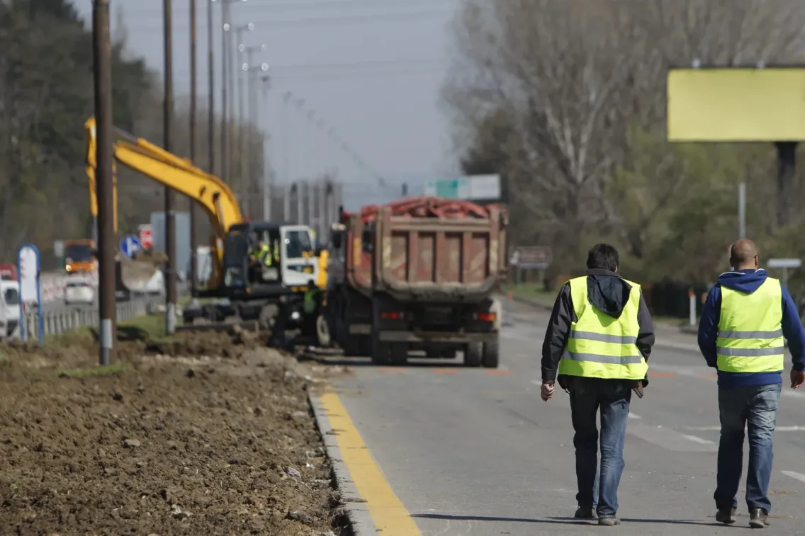 Es laufen Bauarbeiten und Pläne für weitere Erweiterungen der Struma-Autobahn, die eine bessere Verbindung und eine bequemere Strecke schaffen werden.