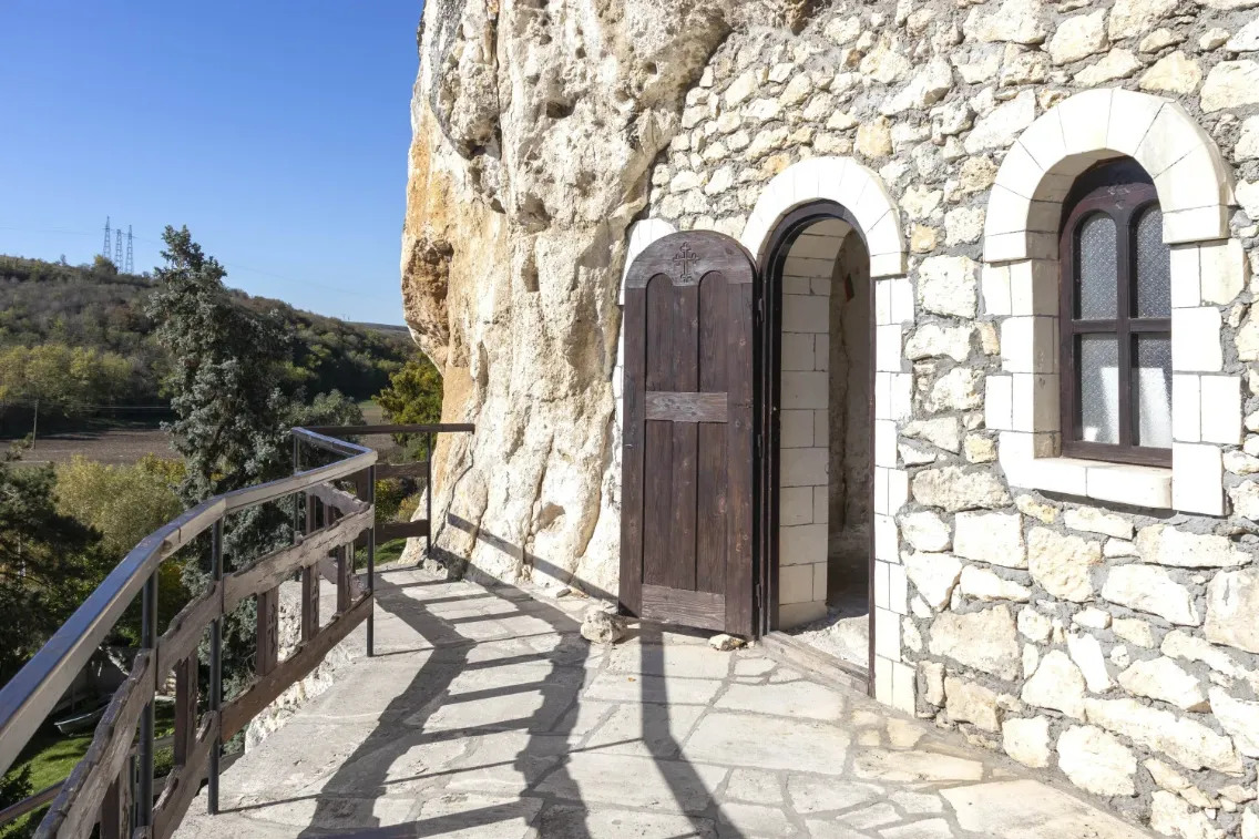 A hegyoldalba vésett Basarbovo kolostor a 15. századból származik, és az egyetlen ilyen kolostor Bulgáriában.