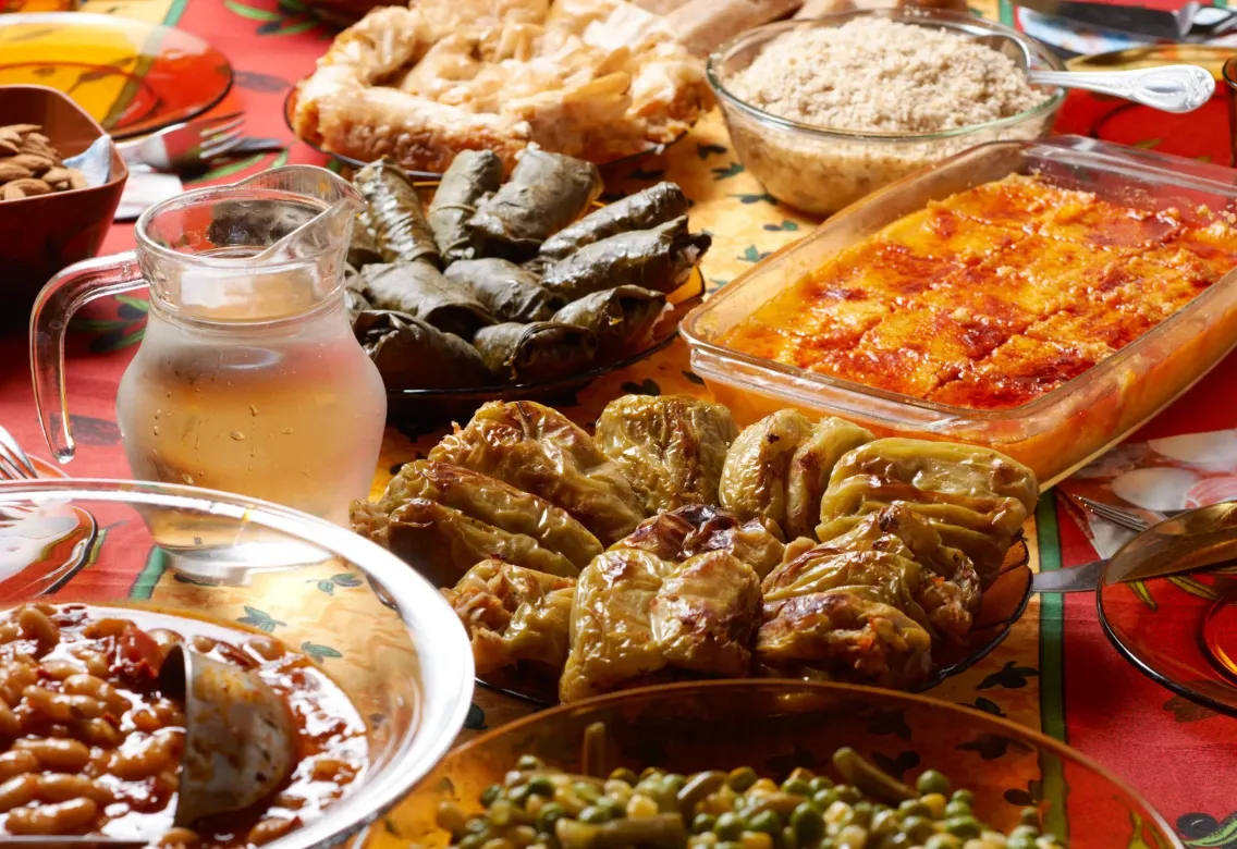 Kiadós hagyományos ételek és sós finomságok alkotják az étlapot. A bolgár konyha rusztikus légkörben fogyasztható.