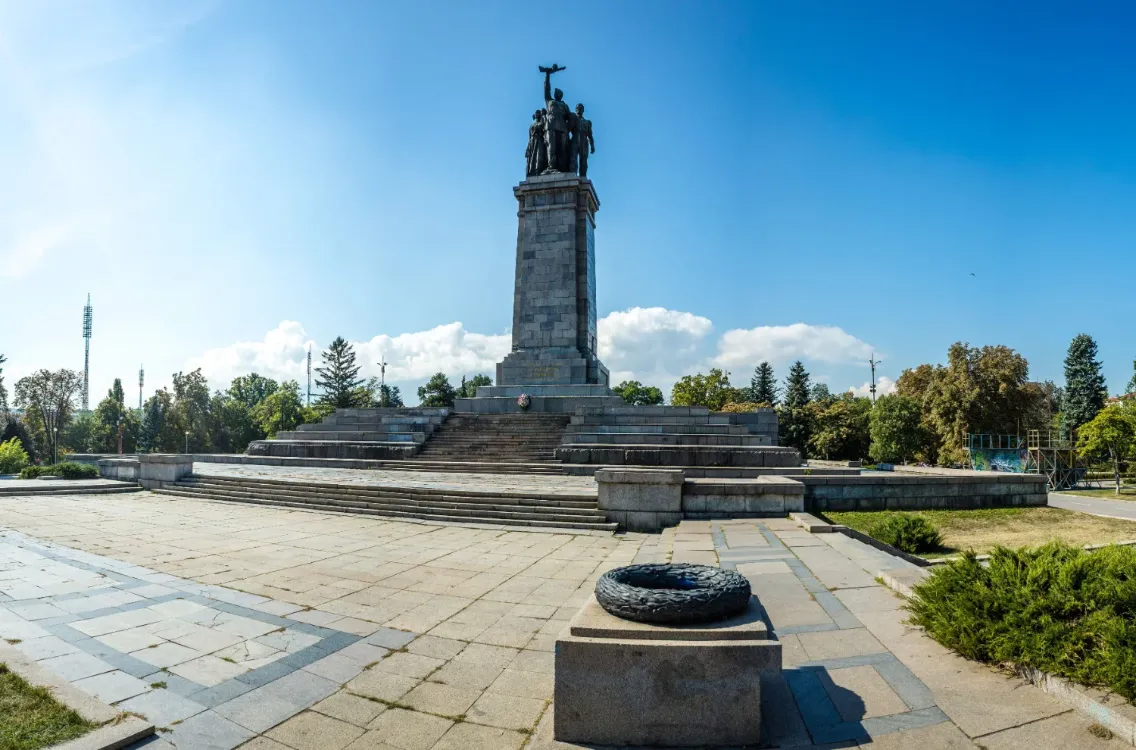 Das Denkmal für die Sowjetarmee markiert diese herausfordernde Zeit in der bulgarischen Geschichte mit einem ebenso imposanten Monument wie den Kräften, die es in Auftrag gegeben haben.