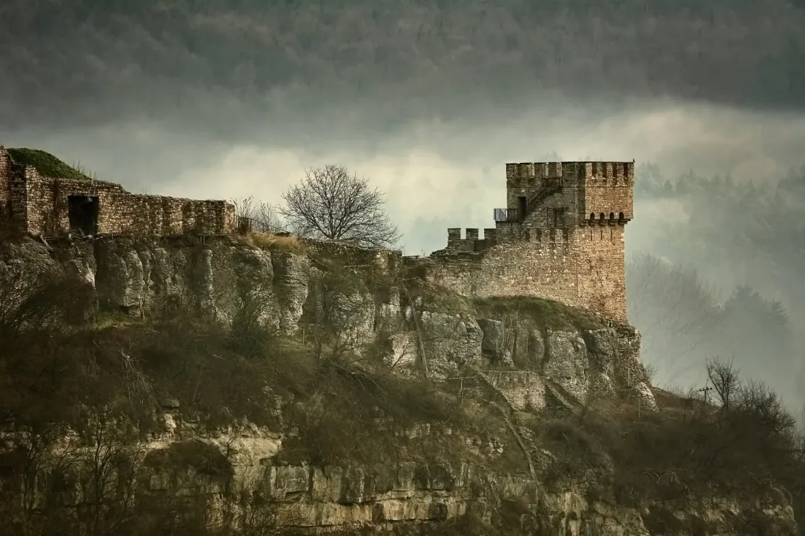 Genießen Sie die nächtliche Lichtshow in der einstigen Hauptstadt des Zweiten Bulgarischen Reiches – der Festung Veliko Tarnovo-Tsarevets.