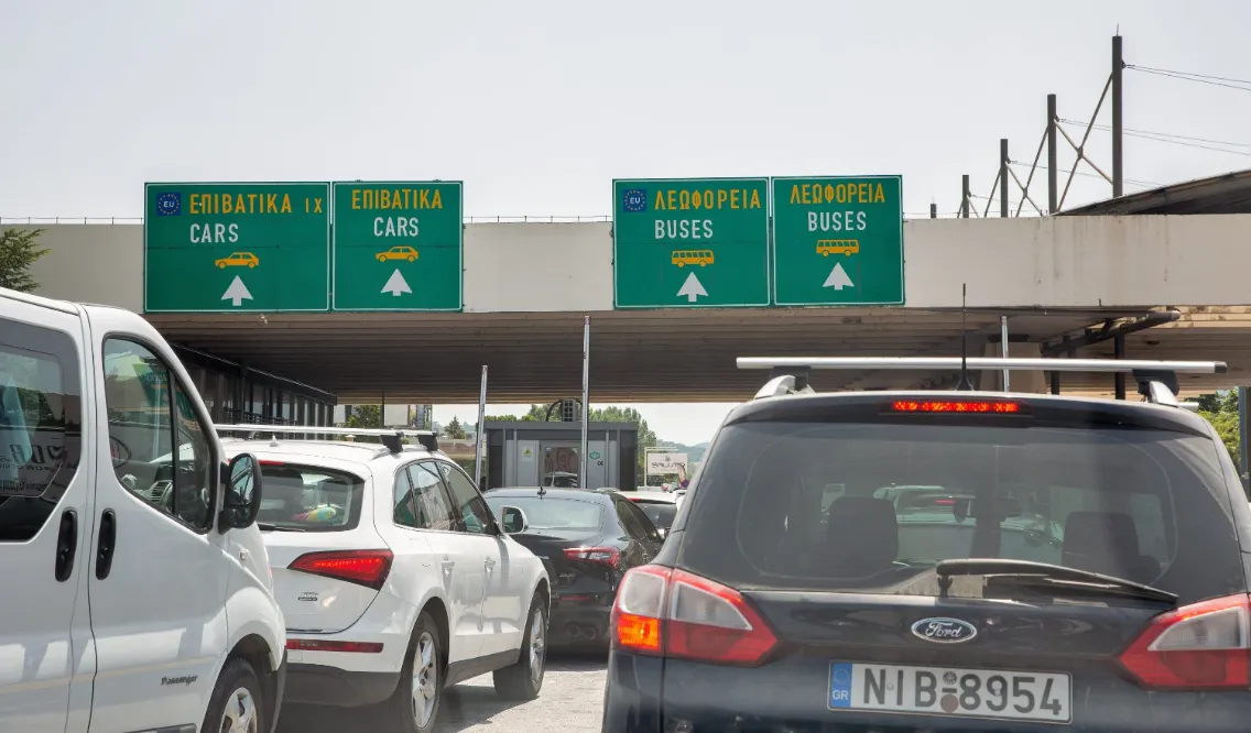 Fahrzeuge warten am Grenzübergang Kulata-Promachonos am südlichen Ende der Struma-Autobahn.