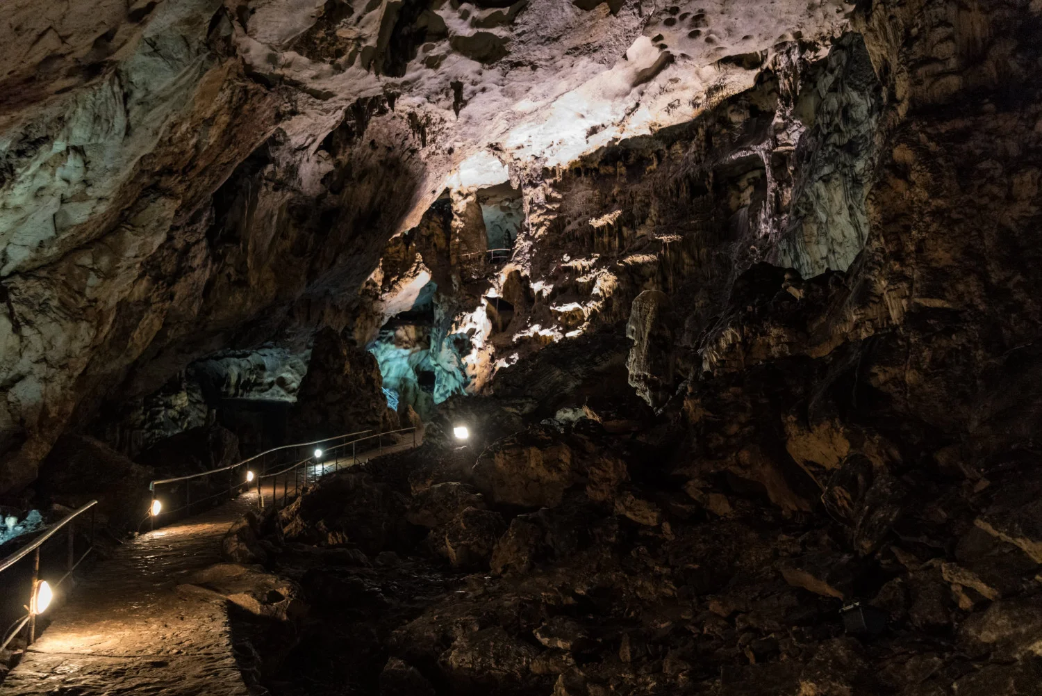 Vous pouvez participer à une visite guidée de la grotte de Magura et vous émerveiller devant l'art rupestre et les formations rocheuses d'un autre monde.