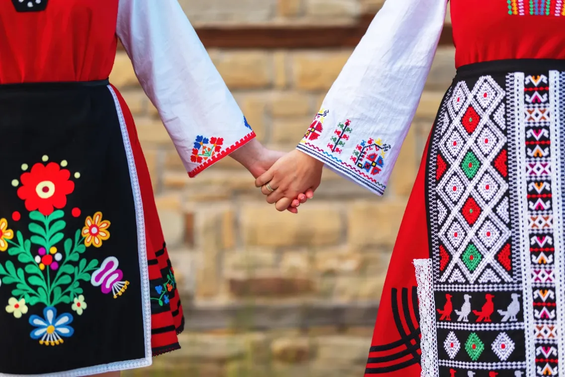 A határokon átnyúló kulturális kezdeményezések a párbeszéd révén elősegítik a megértést, miközben elismerik a két nemzet, Bulgária és Szerbia örökségének és hagyományainak közös vonásait