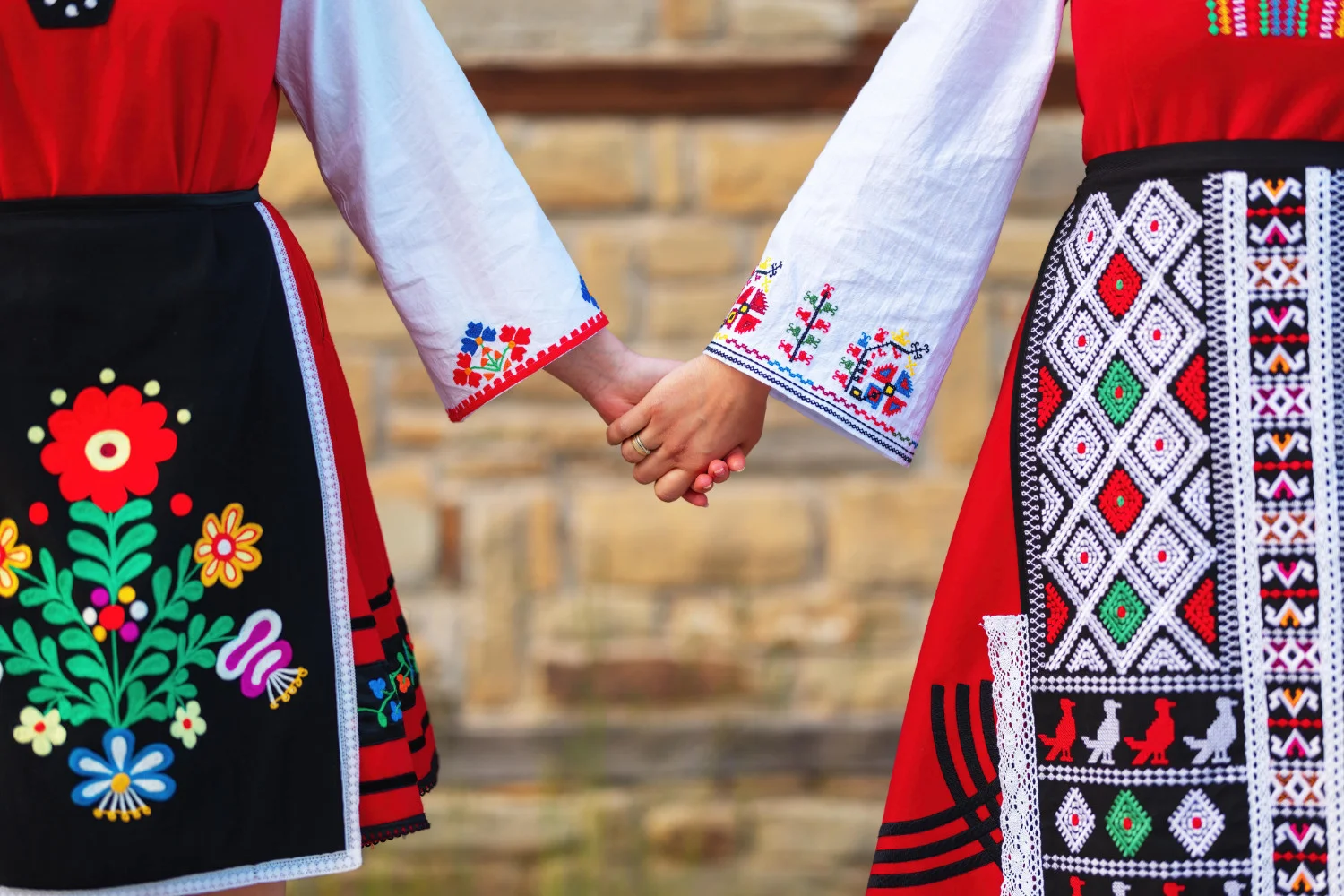 Initiativele culturale transfrontaliere promoveaza întelegerea prin dialog, recunoscand in acelasi timp punctele comune in ceea ce priveste patrimoniul si traditiile celor doua natiuni, Bulgaria si Serbia.