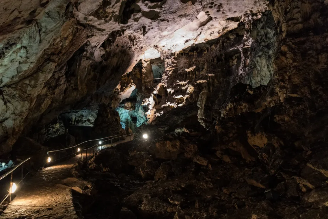 Môžete ísť na prehliadku jaskyne Magura so sprievodcom a obdivovať skalné umenie a neobyčajné skalné útvary.