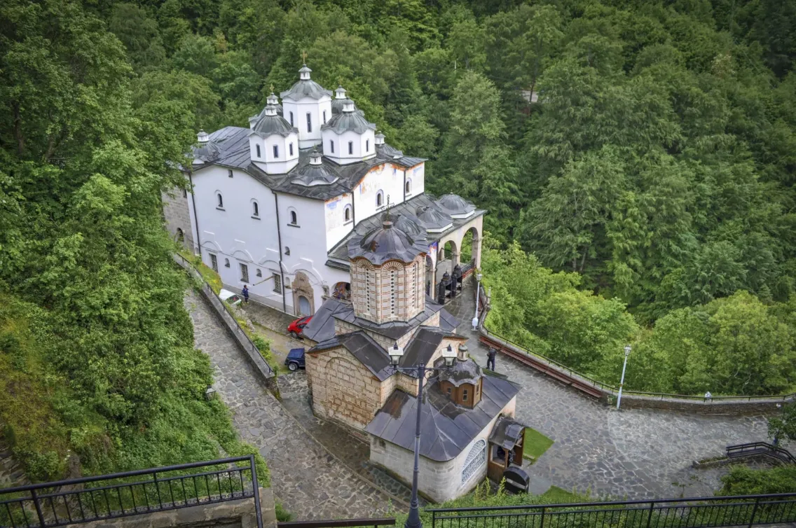 Следвайте пътя и се оглеждайте за православния манастир Свети Йоаким Осоговски.