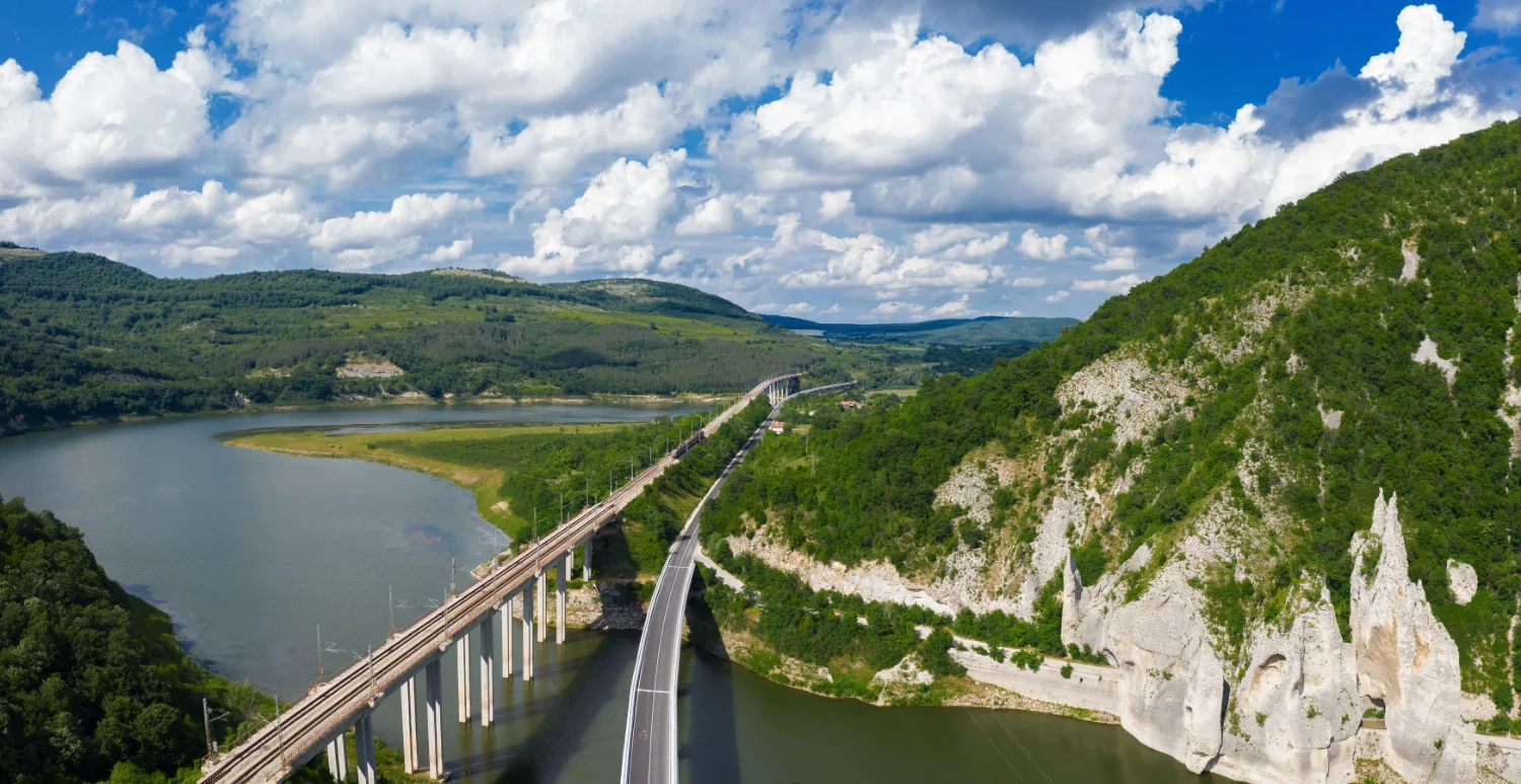 En se déplaçant vers le nord-ouest de la Bulgarie, on peut découvrir la route la plus pittoresque entre la Bulgarie et la Serbie.