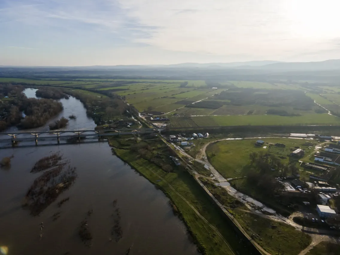 Ο ποταμός Μάρστα στο Σβίλενγκραντ, που σχηματίζει μέρος των συνόρων μεταξύ Βουλγαρίας και Τουρκίας