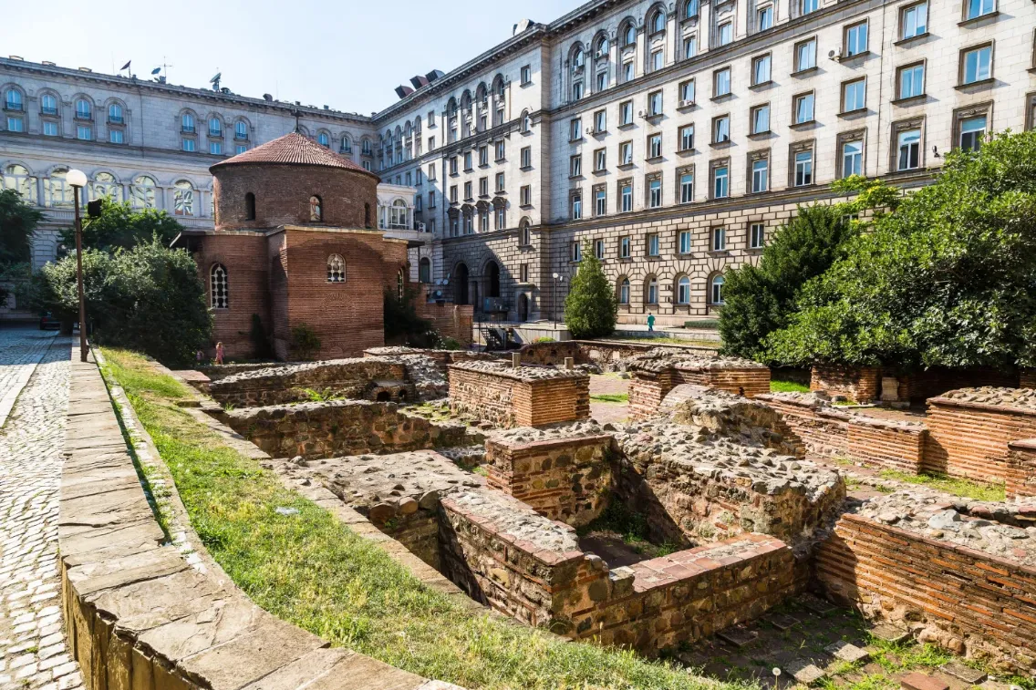 Römische Rotunde des St. Georg - das älteste erhaltene Gebäude in Sofia. Der ursprüngliche Standort beherbergte römische Bäder, von denen noch Spuren in den nahegelegenen Ruinen zu sehen sind.