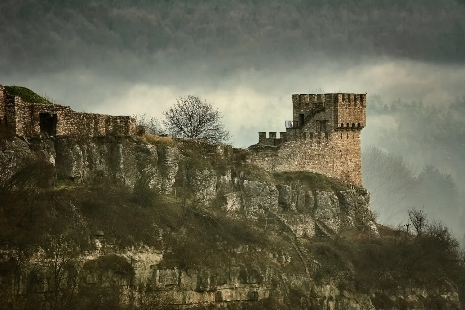 Bucurati-va de spectacolul de lumini de noapte in fosta capitala a celui de-al Doilea Imperiu Bulgar - Cetatea Veliko Tarnovo-Tsarevets