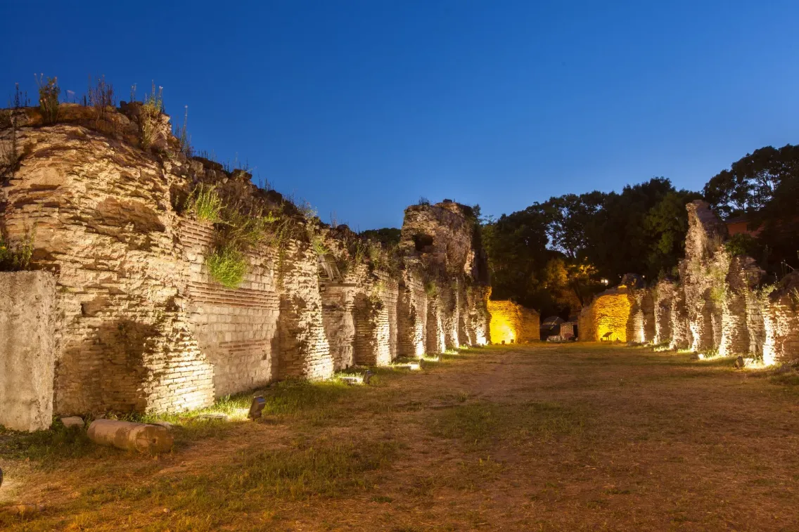 Επισκεφθείτε τις Ρωμαϊκές Θέρμες, μια απόδειξη της πλούσιας ρωμαϊκής κληρονομιάς της Βάρνας.